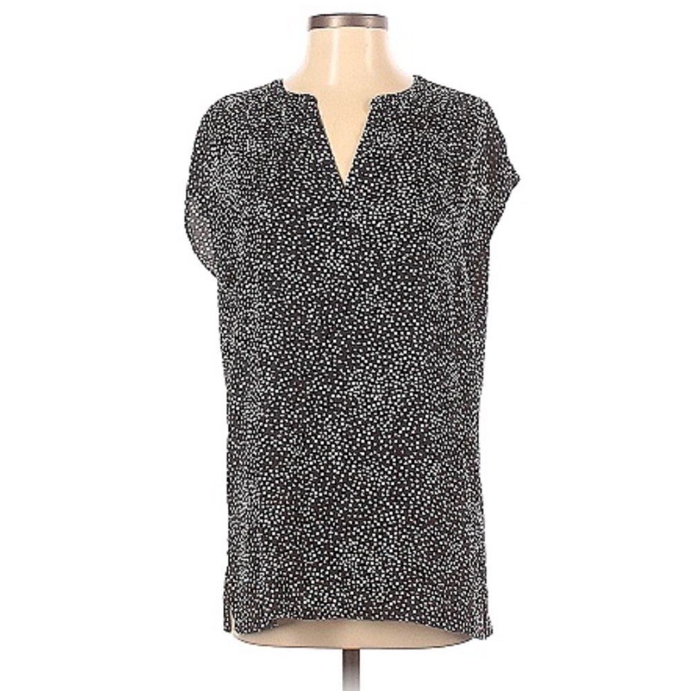 Dark blue with white, short sleeve V-neck shirt with ruched detail